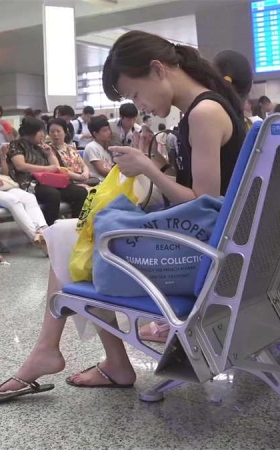 若真是候车时看到如此美脚，我估计得误点了