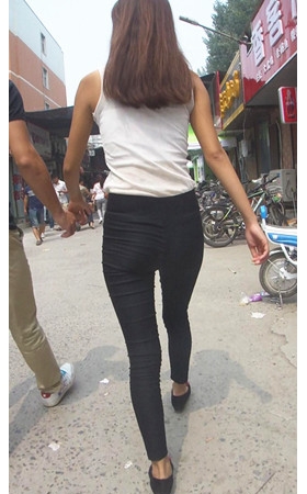 紧身黑裤高腰妹子