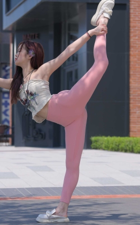 灵动的粉裤美眉 [42P]