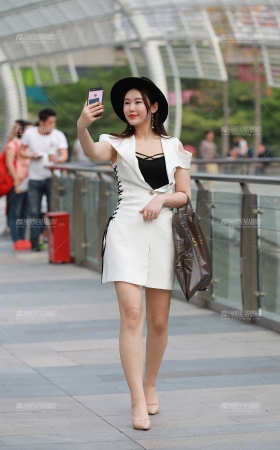 爱美，玩自拍的白皙美腿美女 [24P]
