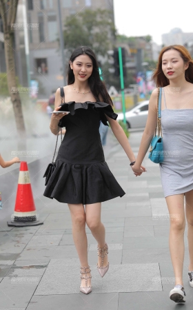 高颜值的小姐姐很自信 [16P]