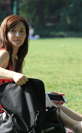 No672 长发女郎两次独坐草地，足型肉感但颜值不错