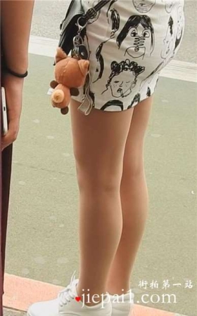 街拍等公交的肉丝桥群碎花裙美眉