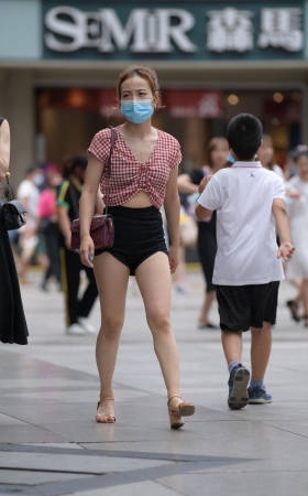 高腰黑色短裤妹子