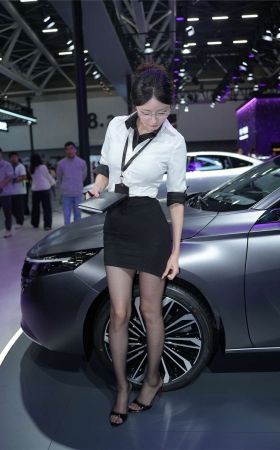 黑白搭配你的小君