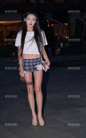 夜遇超性感超短百褶裙美女 [20P]