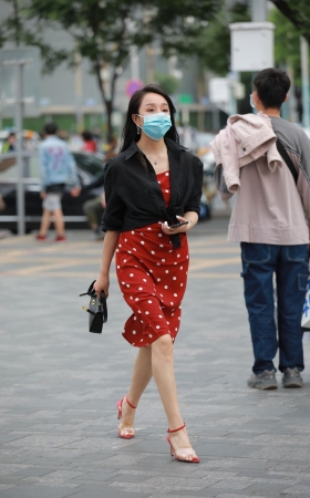红裙红高跟