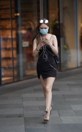 街拍黑裙小姐姐