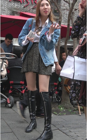 黑色高靴黄发美女