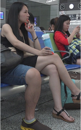 漂亮的黑裙美女