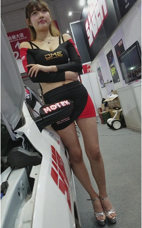 青涩的包臀裙车模美女