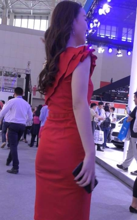 4k-红裙性感车模美女，笑起来真美