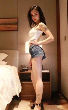 白色小吊带衫超短牛仔热裤美女慢摇 [428 MB]
