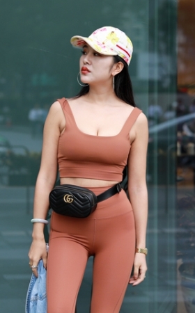 你把我灌醉--棕红色瑜伽裤美**