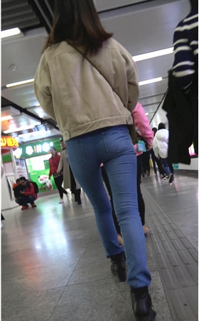 蓝色牛仔紧身裤妹子