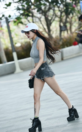 黑色热裤美腿纹身