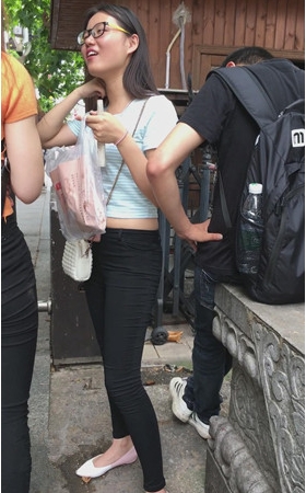 黑色紧身裤妹子