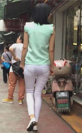 超长视频，跟着紧身白裤美臀少妇逛服装店 [3.24 GB]