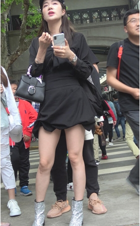 带着黑色帽子的美女小姐姐