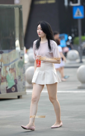 白皙短裙女孩 真诱人 [13P]