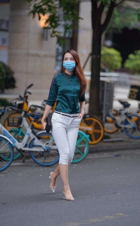[凯恩专区] 紧致白裤美女 这身材没得挑 【图片➕视频】<font color=red> [10P]</font>