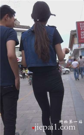 街拍身材娇小的黑色紧身裤妹纸 [3.51 GB]