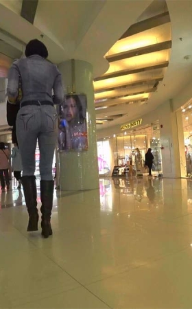 紧身牛仔裤肥臀少妇逛商场