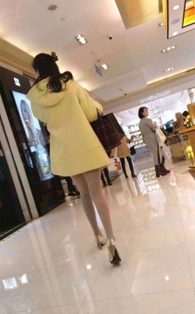 商场买化妆品的黄色风衣丝袜高跟少妇