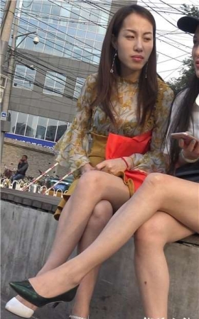 4k-花坛边畅聊的美腿高跟姐妹淘 [1.40 GB]