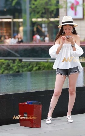 性感 裹胸 白皙美腿 美眉 [23P]