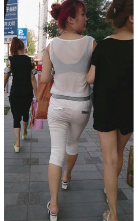 白里透红的红发妹子