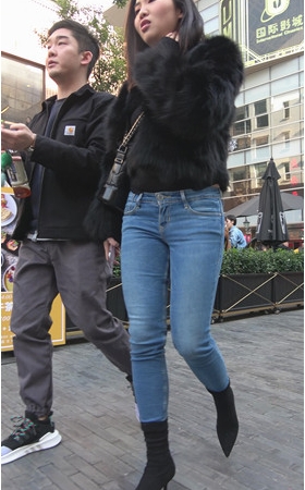 漂亮的牛仔紧身裤美女