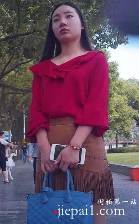 超靓丽的肉丝高跟超短裙美女，妹子有点外八字腿。