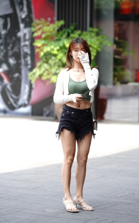 可爱热裤小妹