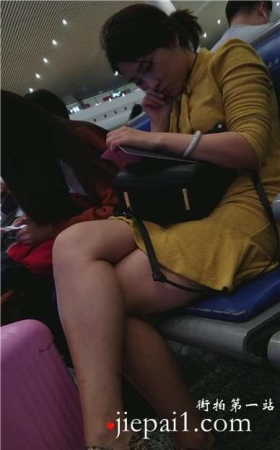 高铁站偶遇坐在对面的甜美知性美女，完美女神类型。