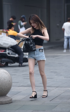 在包包里找什么呢