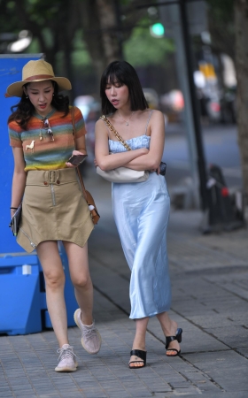 吊带长裙美女