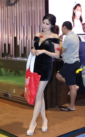 辉辉街拍作品 - 女神级别肉丝美腿