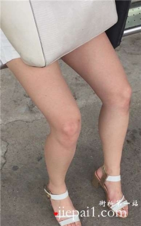 清纯漂亮的妹子，膝盖上有伤，好心疼呀。
