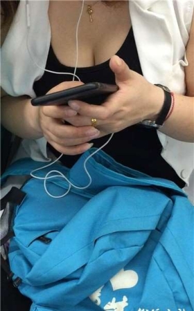 地铁上拍摄丰满美女，你玩手机待我静静拍摄