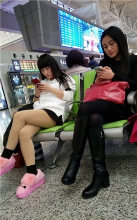4k-候车室拍摄黑丝美腿女神姐姐