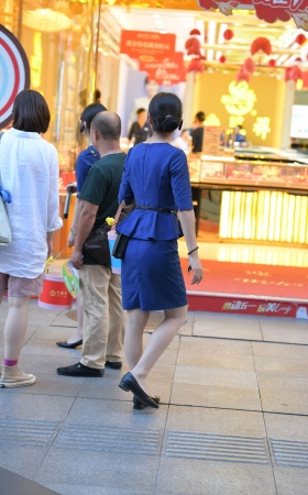 2546-9=53√街拍老凤祥职员