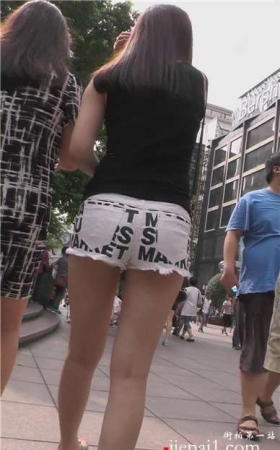 街拍可爱婴儿肥脸蛋的热裤美腿女孩 [1.26 GB]