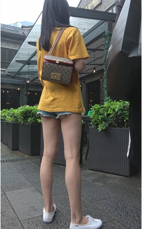 黄衣牛仔裤短裤月牙美女