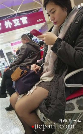 4k-黑丝性感美腿成熟美少妇低头玩手机