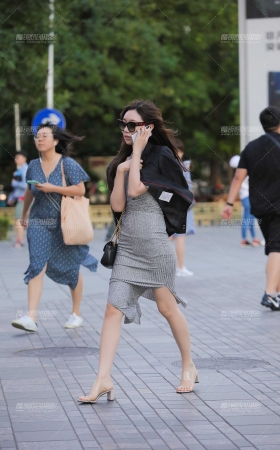 开叉包臀裙女子 [16P]