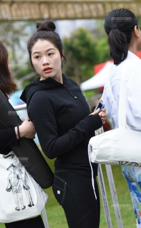 这种裤子很适合她穿 [23P]