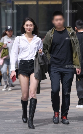 笑起来很甜的热裤女友 [19P]