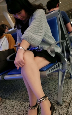 火车站等车的丰满肉丝带脚链高跟少妇