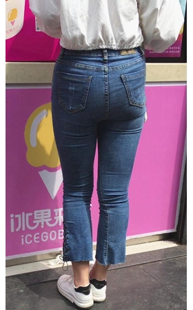 丰满圆润牛仔裤美眉